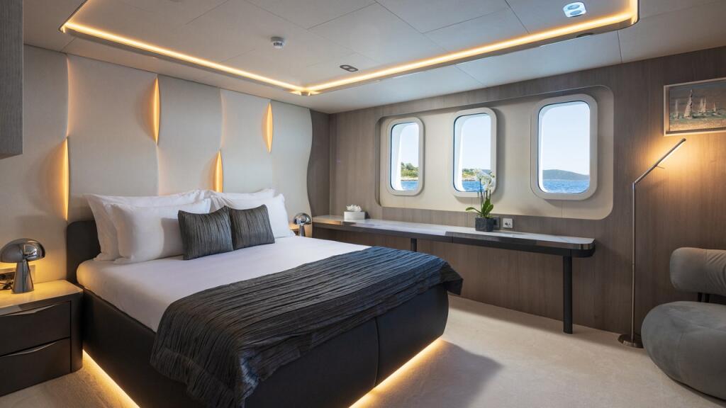 Luxury sailing yacht 