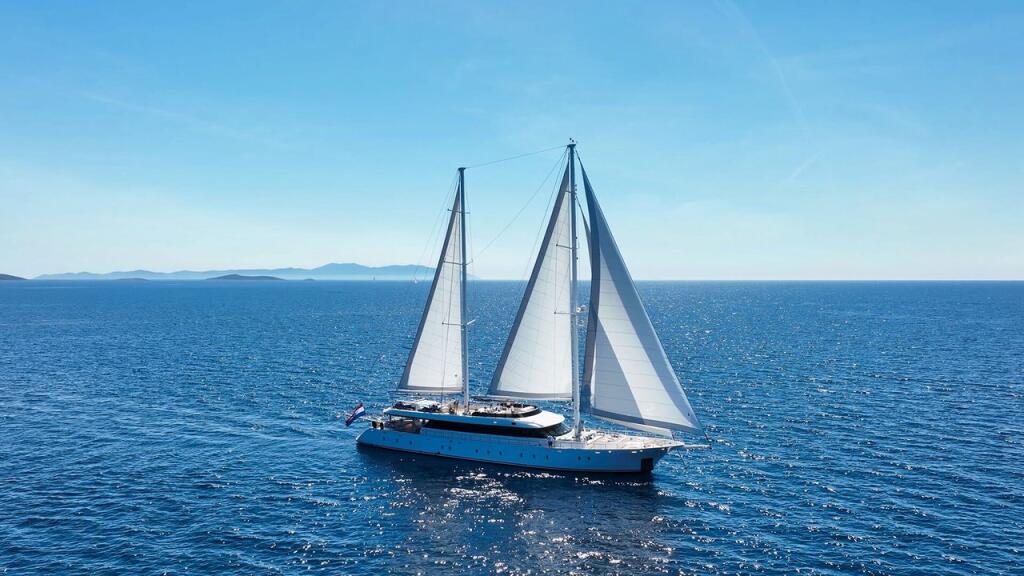 Luxury sailing yacht 