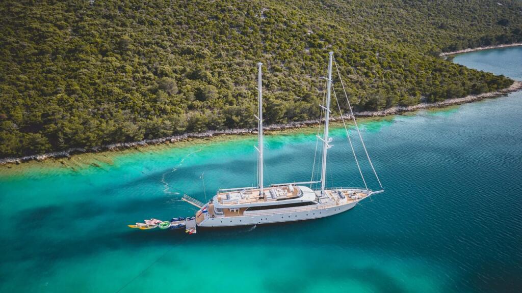 Luxury sailing yacht 