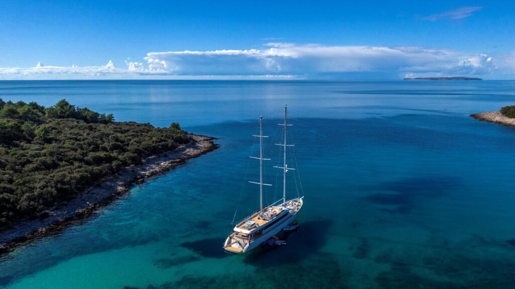 Luxury sailing yacht 