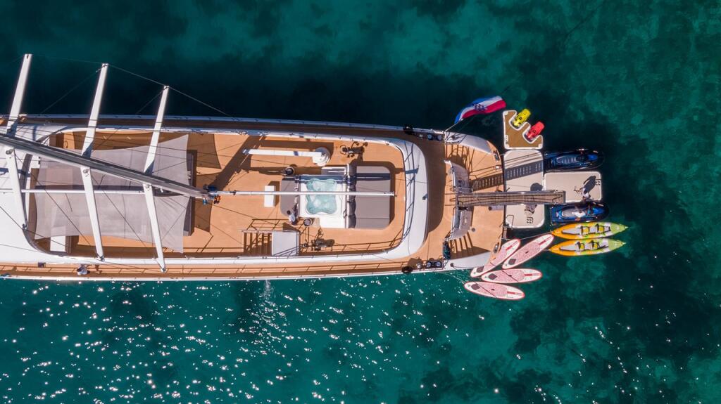 Luxury sailing yacht 
