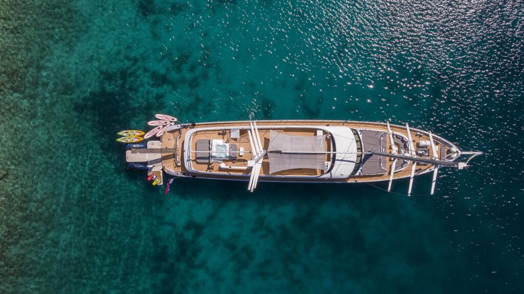 Luxury sailing yacht 