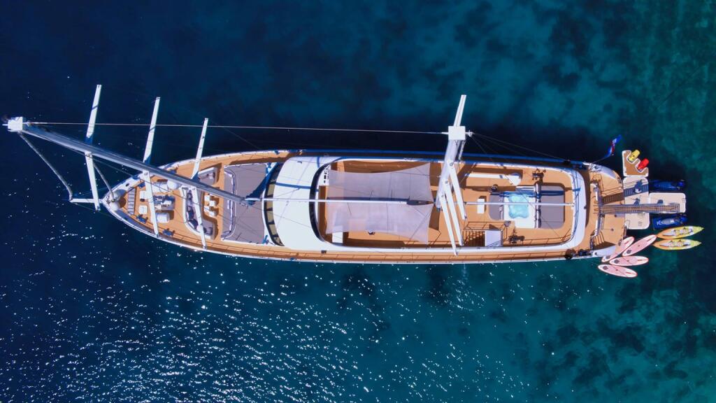 Luxury sailing yacht 