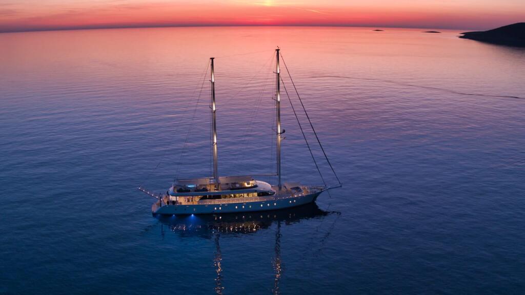 Luxury sailing yacht 