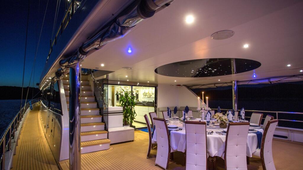 Luxury sailing yacht 