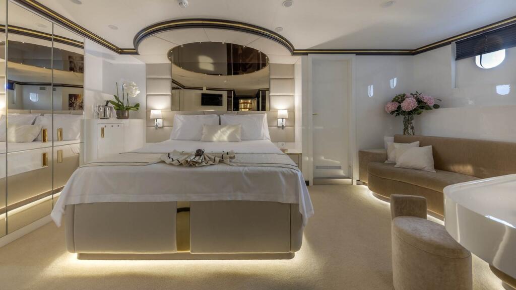 Luxury sailing yacht 