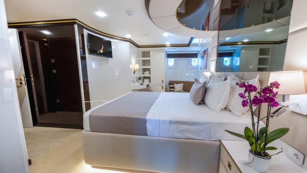 Luxury sailing yacht 