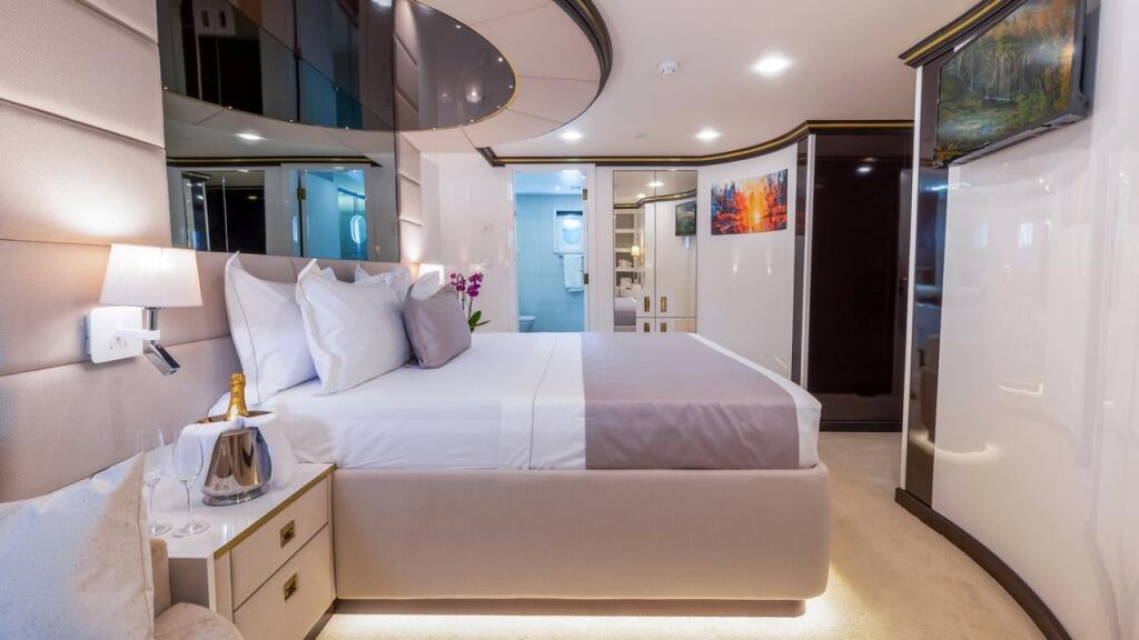 Luxury sailing yacht 