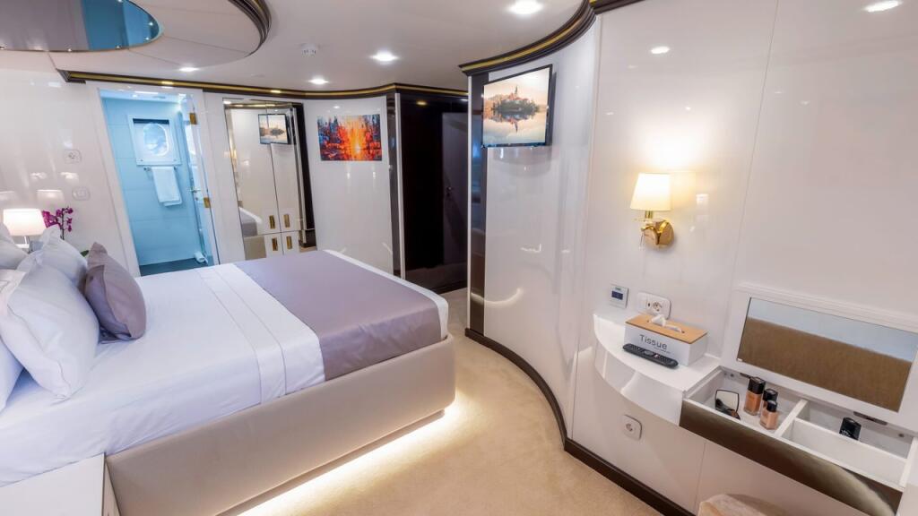 Luxury sailing yacht 