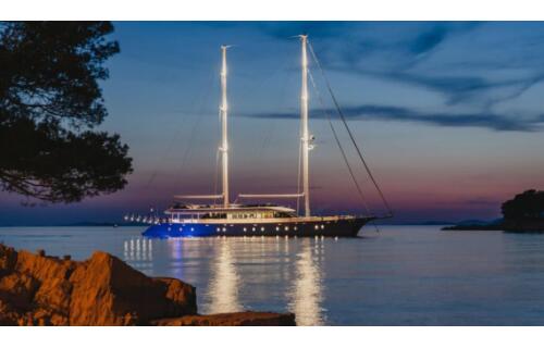Luxury sailing yacht 