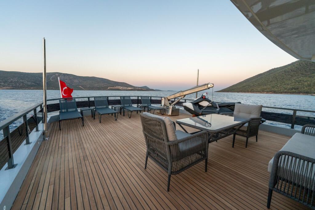 Luxury motor yacht 