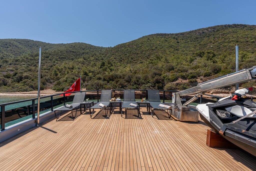 Luxury motor yacht 