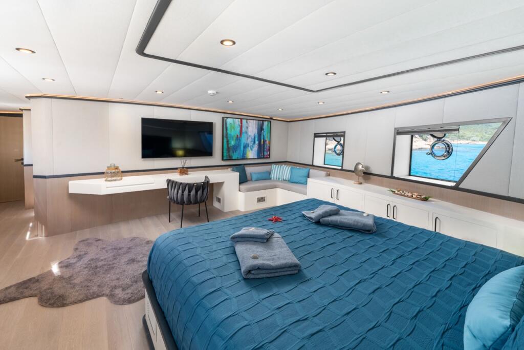Luxury motor yacht 