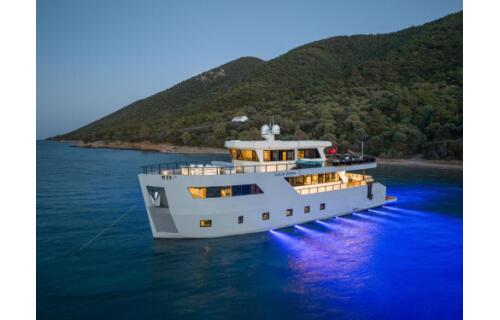 Luxury motor yacht 