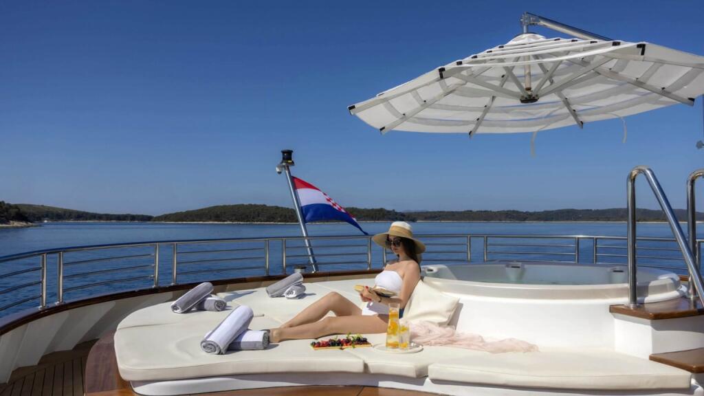 Luxury motor yacht 