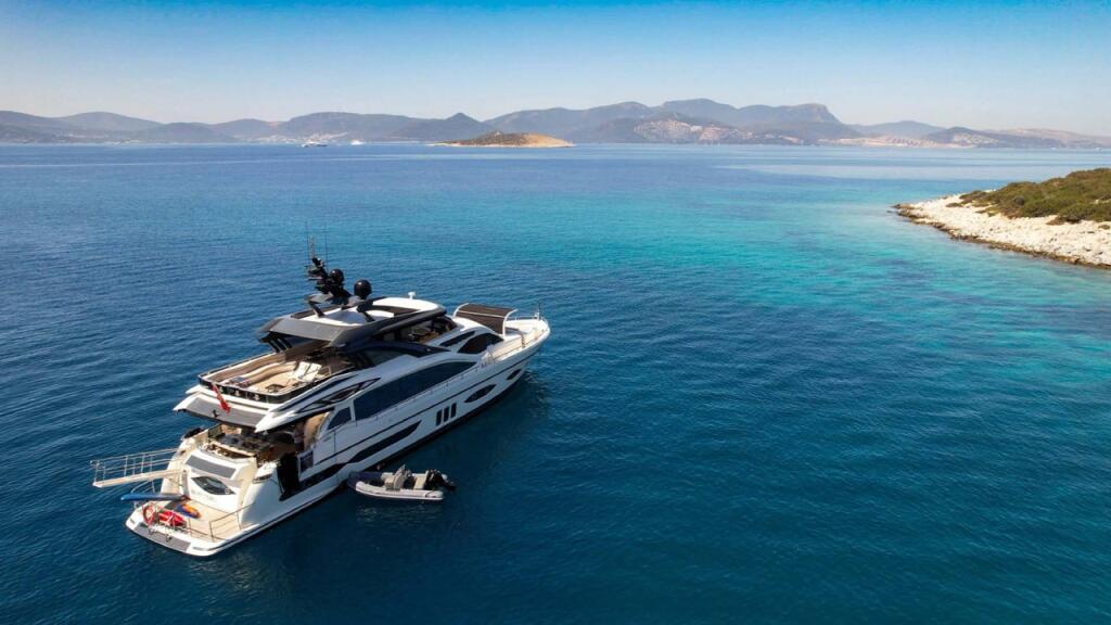 Luxury motor yacht 