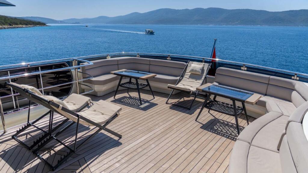 Luxury motor yacht 