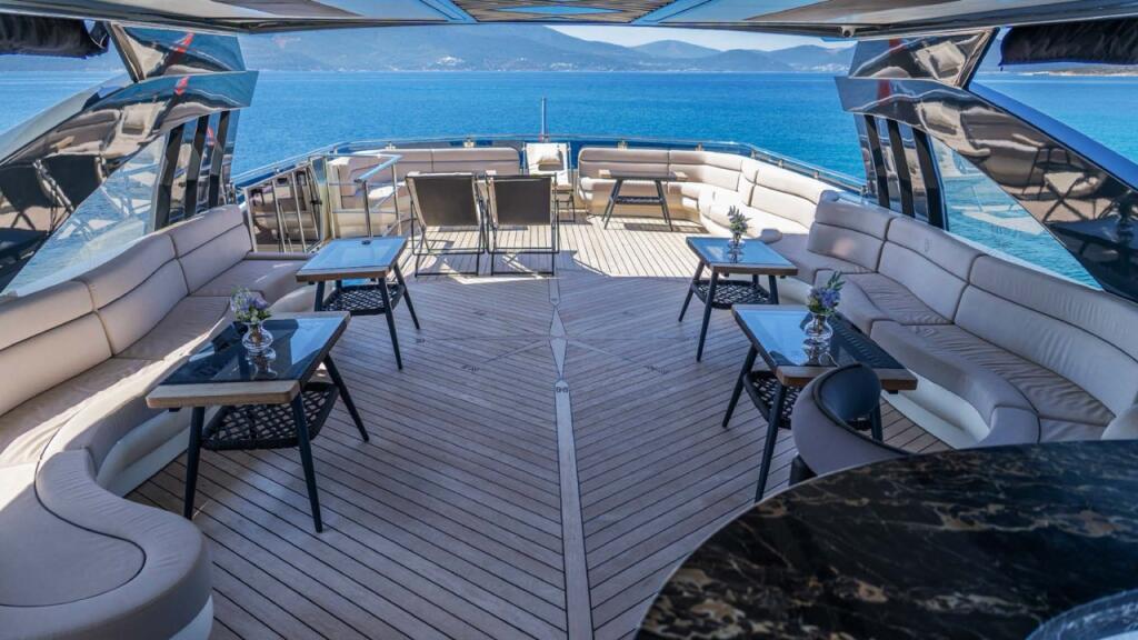 Luxury motor yacht 