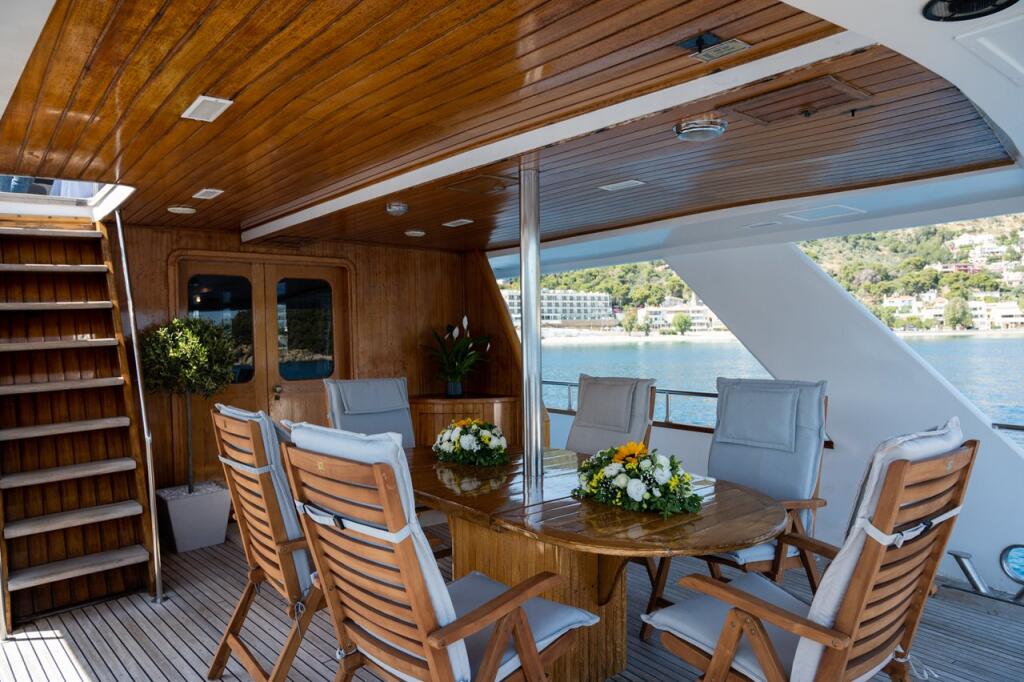 Luxus-Motoryacht 