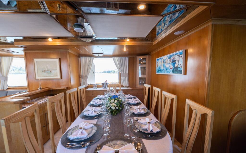 Luxus-Motoryacht 