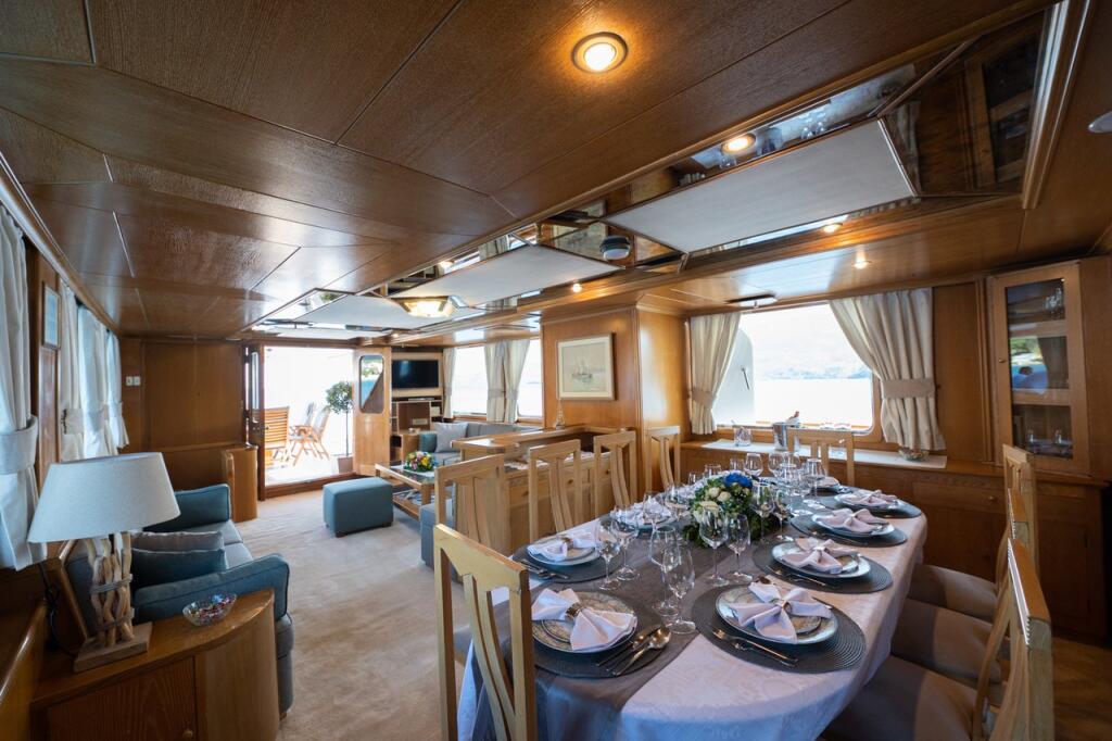 Luxus-Motoryacht 