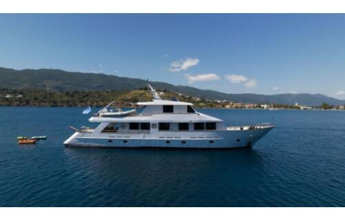 Luxus-Motoryacht 