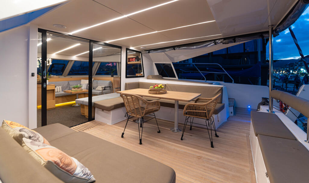 Power catamaran 