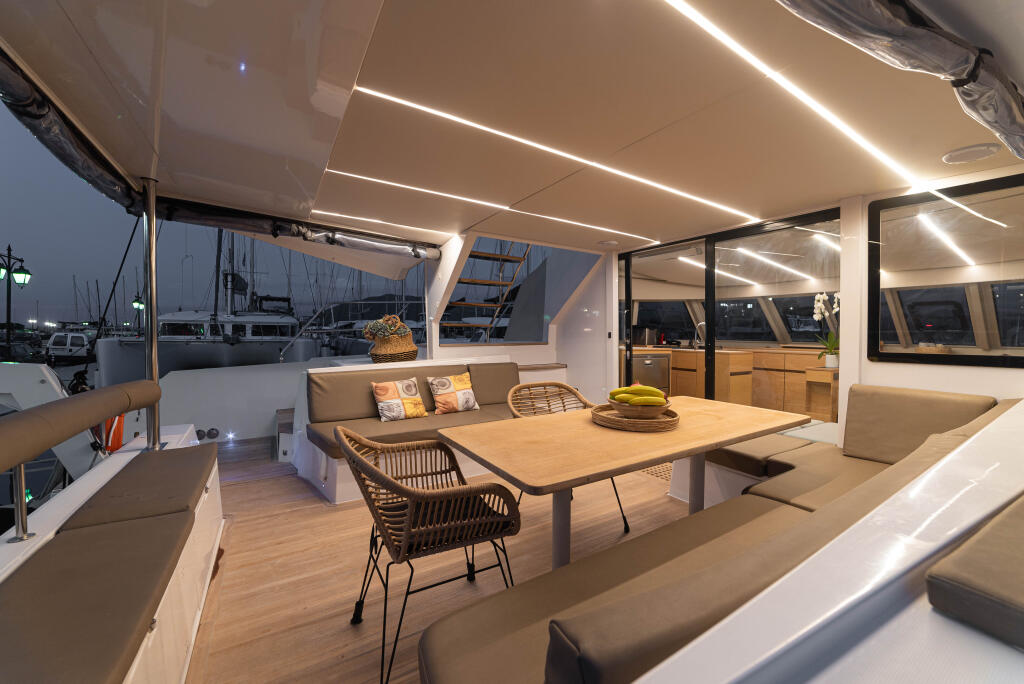 Power catamaran 