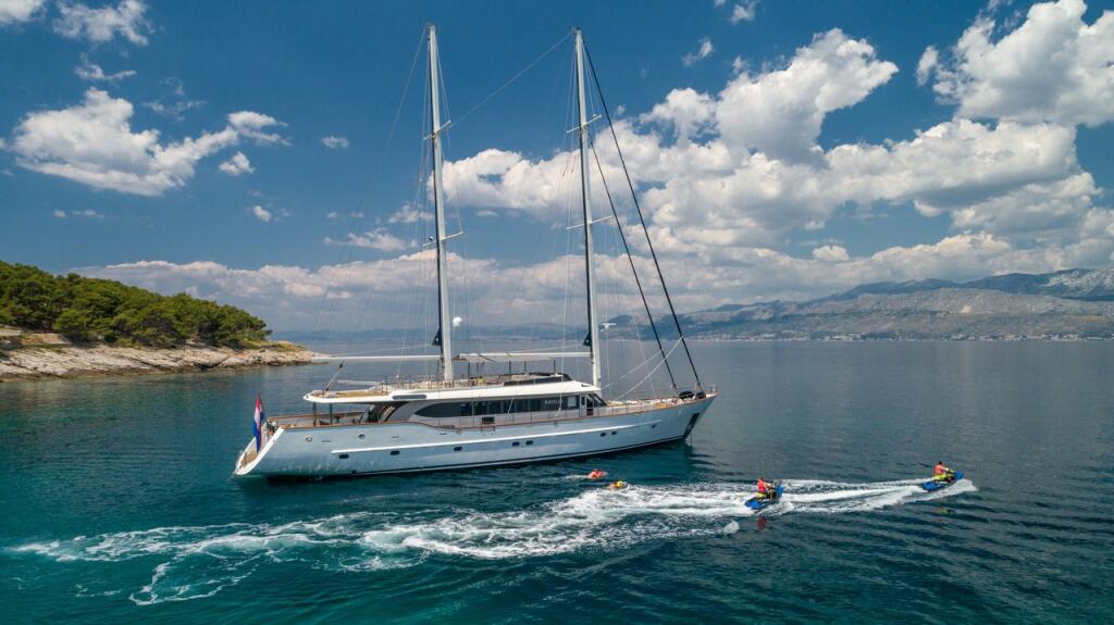 Motorsailer 