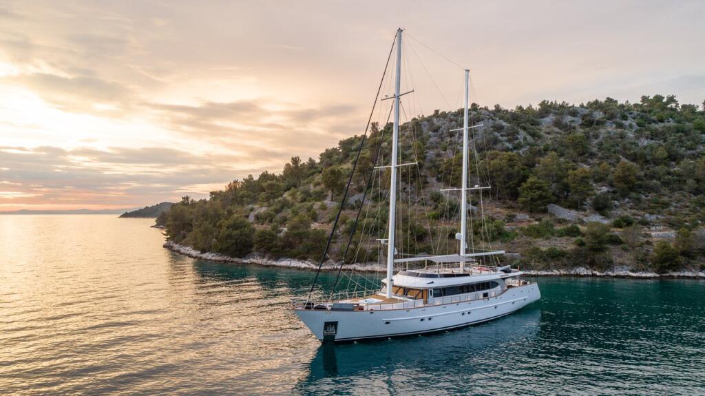 Motorsailer 