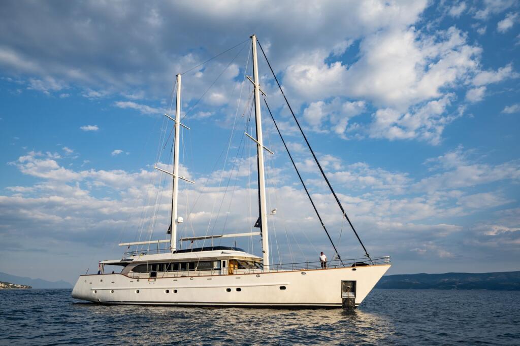 Motorsailer 
