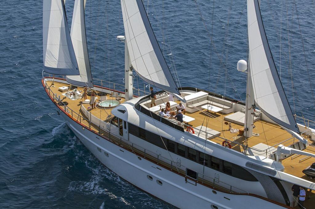 Motorsailer 