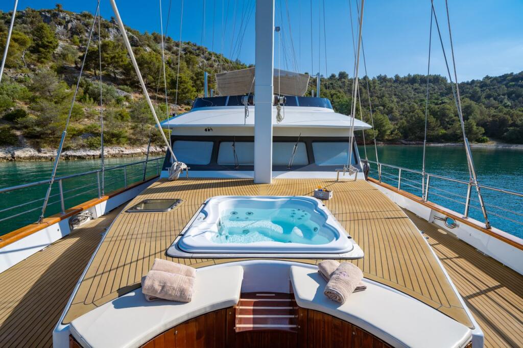 Motorsailer 