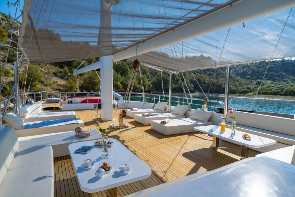 Motorsailer 