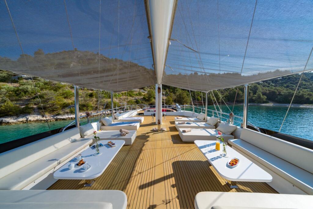Motorsailer 