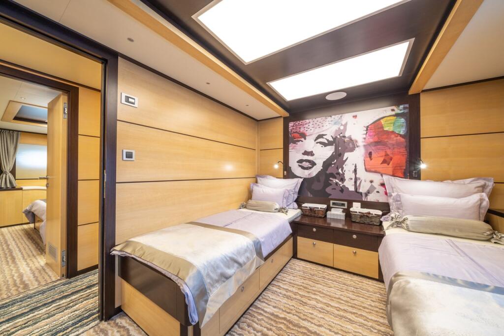 Motorsailer 