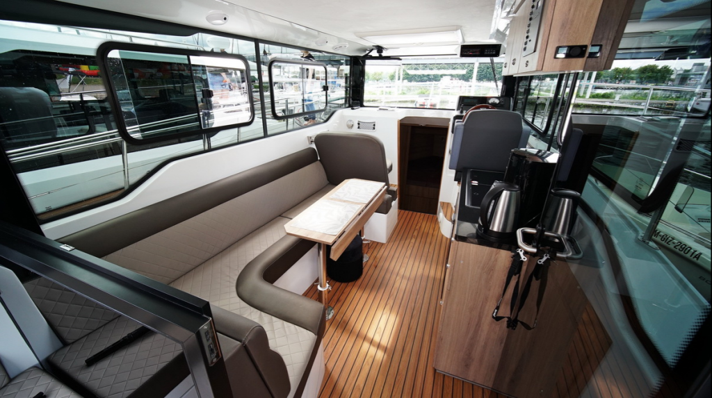 Motor yacht 