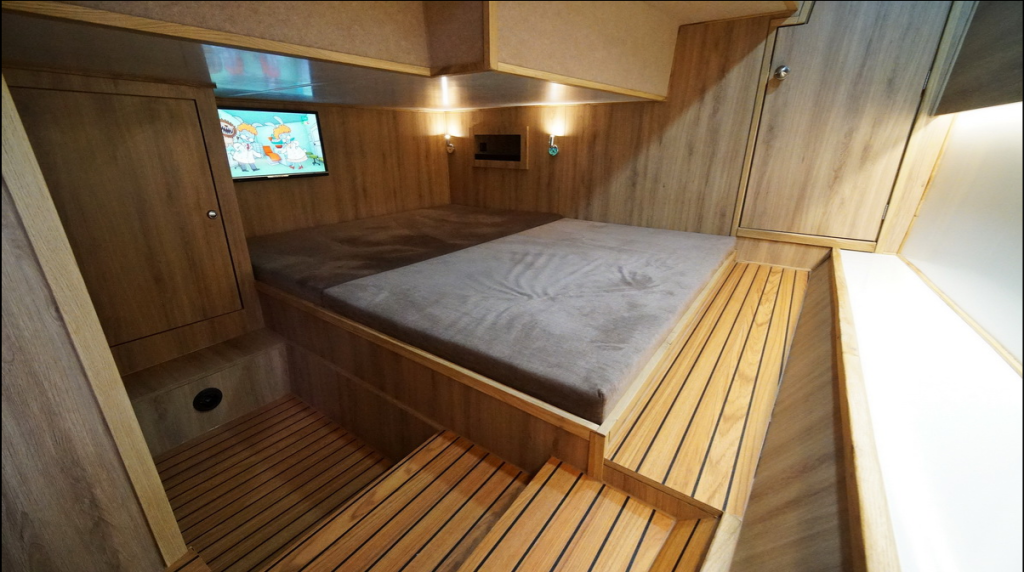 Motor yacht 