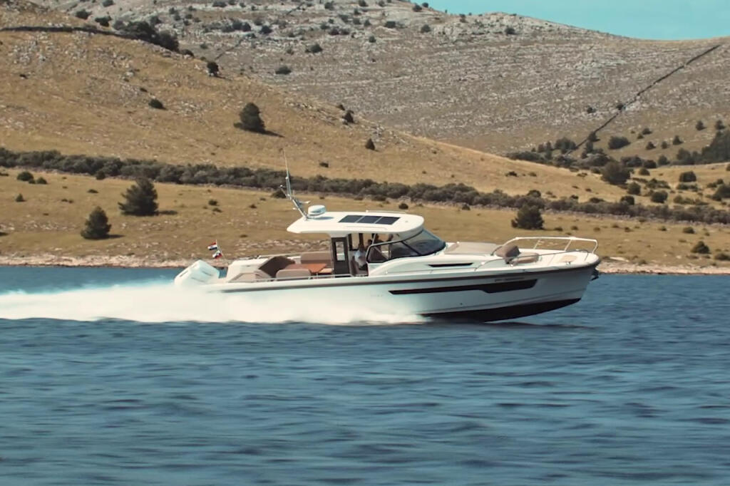 Motor boat 