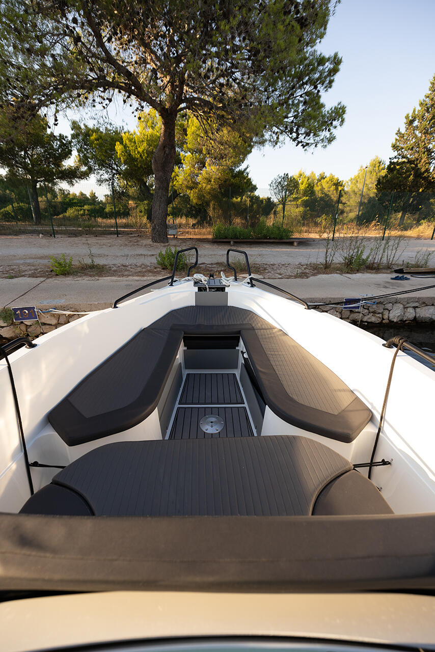 Motor boat 
