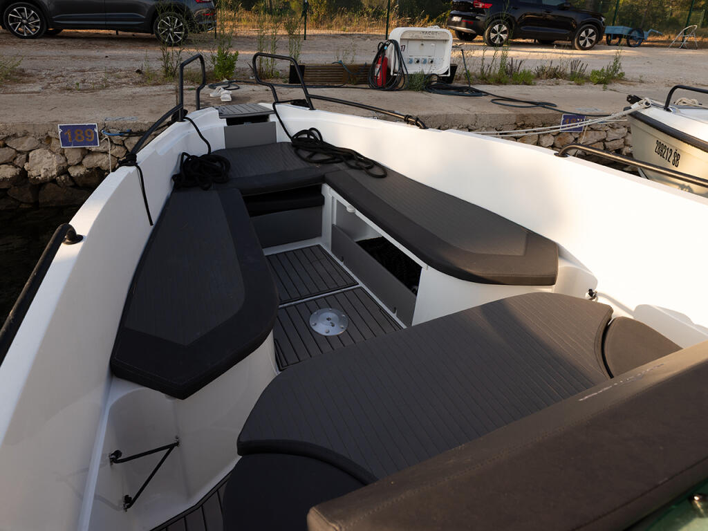 Motor boat 
