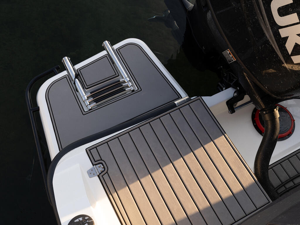 Motor boat 