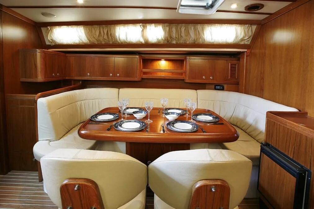 Sailing yacht 