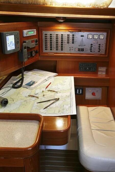 Sailing yacht 