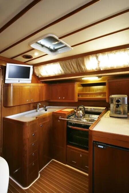 Sailing yacht 