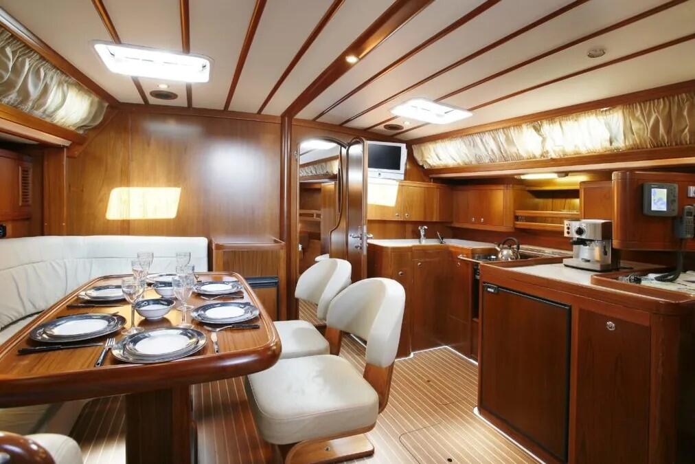 Sailing yacht 