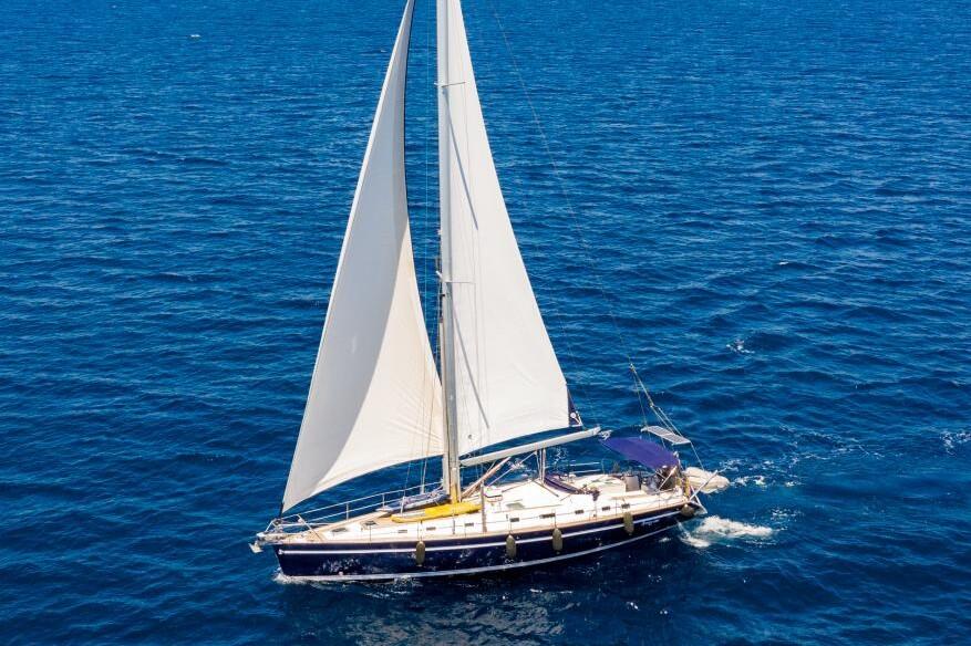 Sailing yacht 