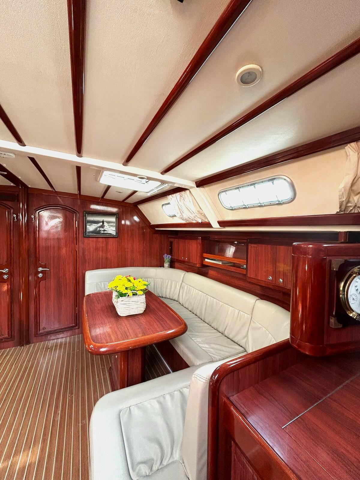 Sailing yacht 