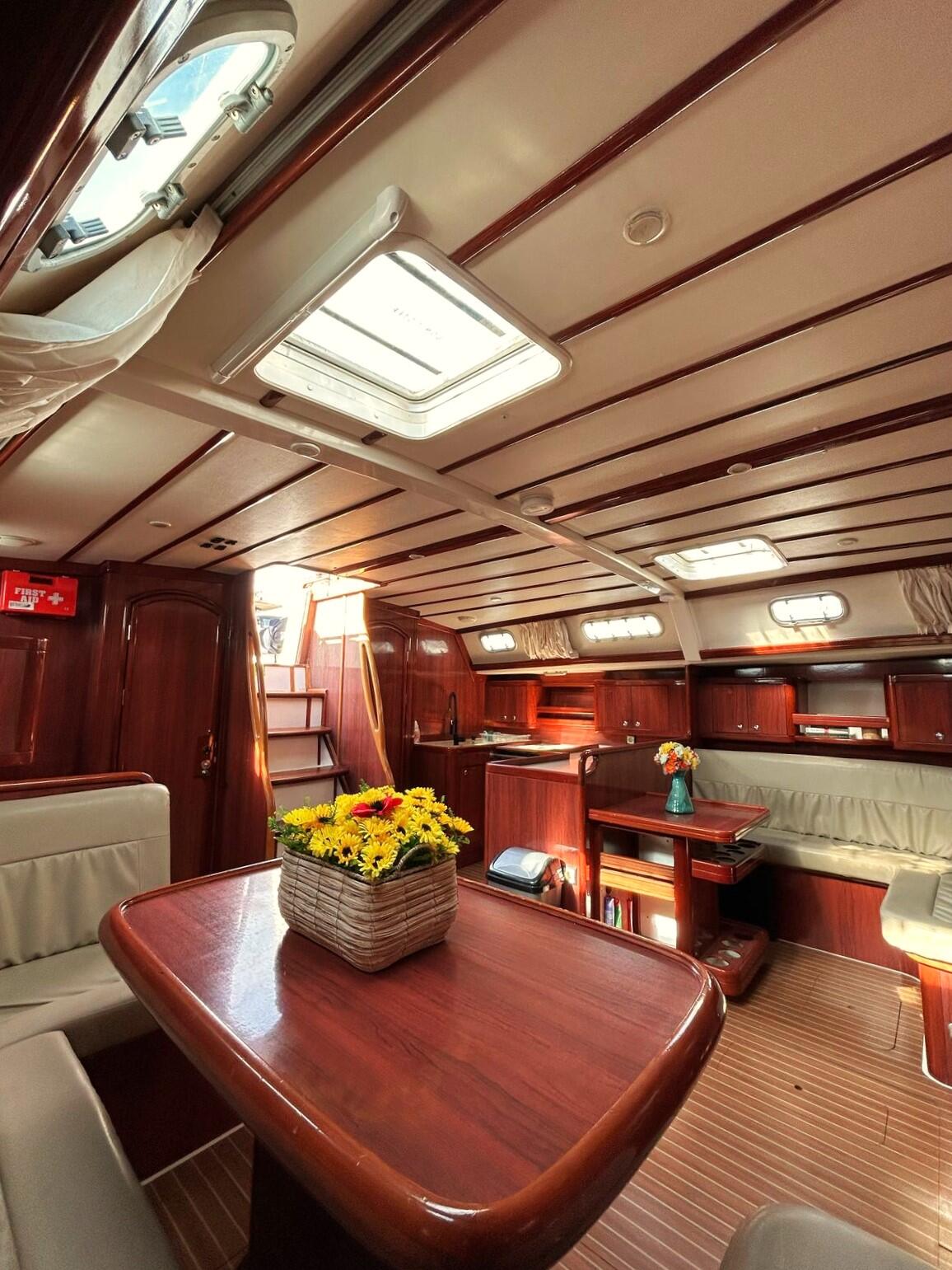 Sailing yacht 