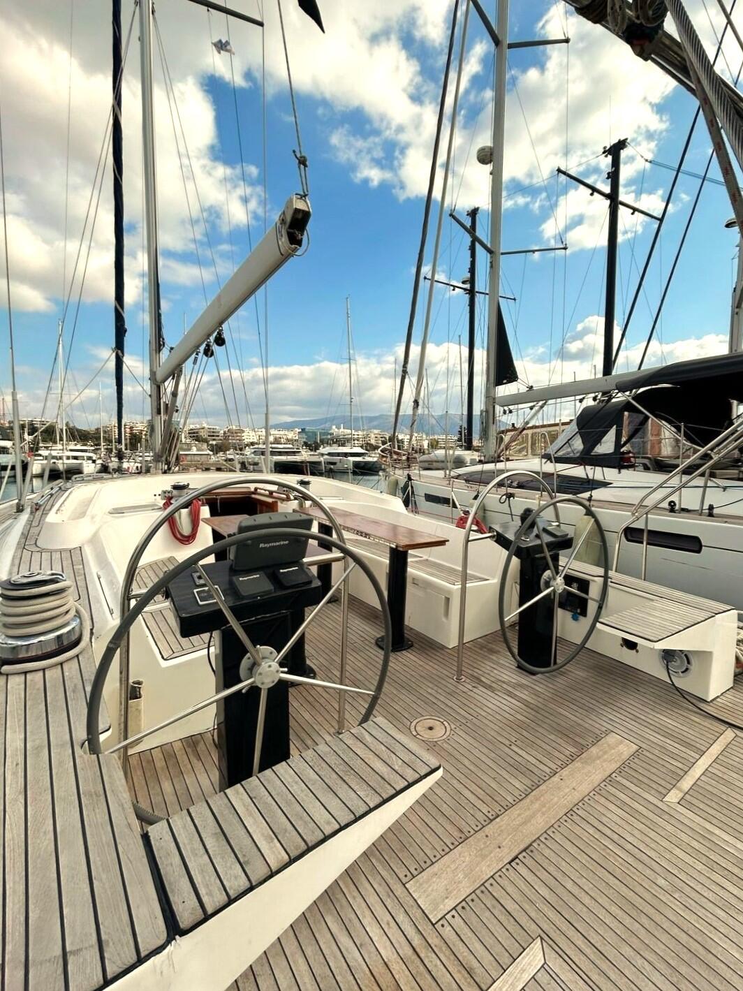 Sailing yacht 